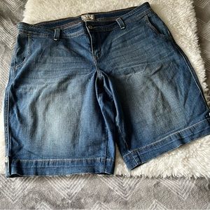 Levi’s Women’s 542 Bermuda Shorts Medium Wash Denim Mid Rise Size 18W